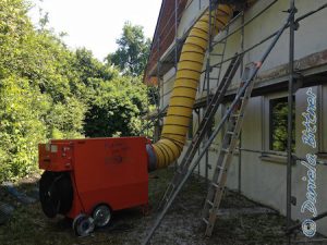 Den Musikern ist es in der Halle auch etwas zu warm... Hier wurde ein Gebläse montiert, das für frische Luft sorgt. Drei Schläuche gehen auf die Bühne, einer ins Publikum..