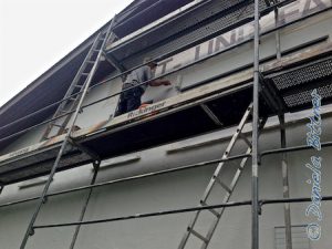 Schon früh am Morgen war Gebhard trotz Regen wieder bei der Arbeit, der zweite Anstrich weiß...