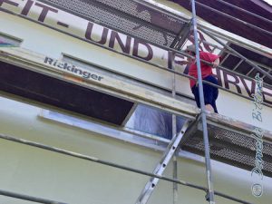 Am Nachmittag bekam er Verstärkung durch Conny Brenner. Sie überstrich das Bild oben mit Pferd und Schriftzug mit einer schützenden, durchsichtigen Farbschicht.