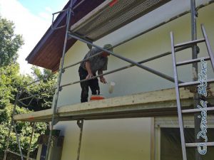 Gebhard kämpfte sich weiter durch die weiße Farbe... Einen Teil der Abklärungen hat er auch schon wieder entfernt...