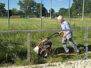 Georg kämpft mit dem Gras, das wegen der Nässe bisher nicht gemäht werden konnte und fleissig gewachsen ist... Und das bei brütender Hitze...