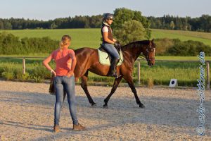 Sie sieht genau hin, wie hier bei Inga Maierhöfer und Chiara...