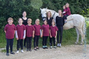 Hier alle zusammen: Die Trainerinnen Inga Maierhöfer, Jana Rathgeb und Charlotte Uhl, der brave Schimmel Jacko und die Voltis: Lia Maierhöfer, Lina Lüders, Johanna Müller, Pia Hauber, Lukas Bittner, Heiko Abele, Milea Rohrer und immer mit dabei, Luci Maierhöfer
