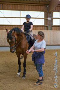 Anna-Lena Helmle ist die vierte im Bunde... Birgit zeigt beim Erklären vollen Körpereinsatz...