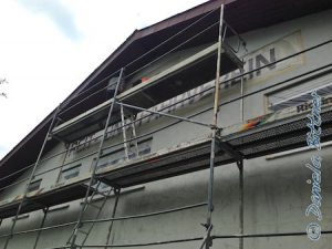 Schon morgens war Gebhard wieder da, er hat das Bild abgeklebt und hat angefangen, der Wand den ersten weißen Anstrich zu verpassen...