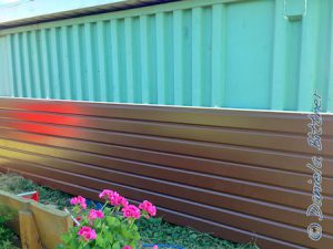 Und die Wand vom Container ist auch schon ziemlich weit...