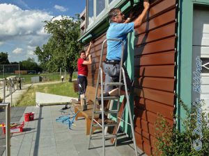 Am Container waren parallel dazu Simon und Josef wieder am Arbeiten... Die am Vortag gebogenen Bleche wurden nun angebracht...