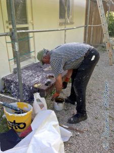 Hier mischt er die Farbe für den Holzgiebel...