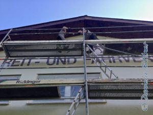 Mit Sandra hat er dann zusammen noch den Holzgiebel das zweite Mal gestrichen...