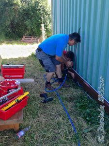 Fachmännisch werden die Bleche mit Nieten befestigt, erst Loch vorbohren, dann Niete schiessen..