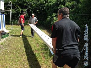 Die Holzteile der Außentreppe brachten Gebhard, Simon und Josef nach oben in die Halle, zum Trocknen...