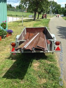 Josef Wecker hat mit Simon Wagner den ganzen Vormittag die Bleche gerichtet für die Verkleidung des Containers.