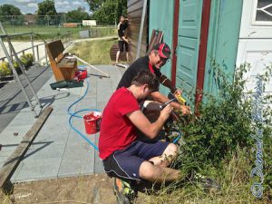 Hier wird fleissig montiert... Gebhard und Simon schrauben...