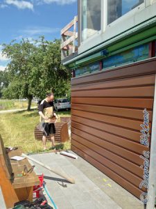 Und Martin Esdar packt die Bleche aus der Schutzfolie aus...