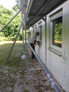 Gebhard arbeitet immer noch an den Silikonfugen... Diesmal an den Fensterrahmen, erst säubern...