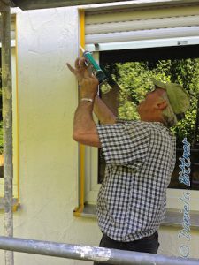 Dann mit Silikon spritzen und glattziehen...