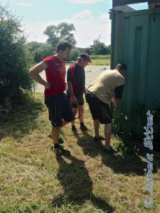 Am Container werden die anderen Wände zur Verkleidung vorbereitet.. Abstehende Schrauben werden entfernt...