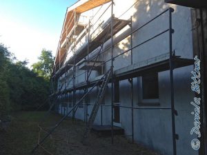 Das Gerüst war aufgebaut und die Wand sieht weißer aus, als vorher..