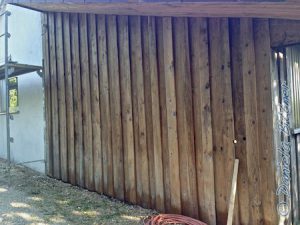 So sieht die Holzwand nach der Reinigung aus...