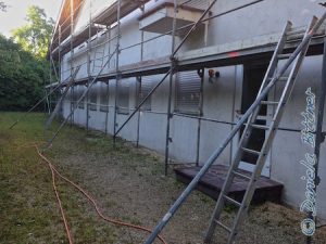 Hier sieht man die Sicherungen vom Gerüst und noch den Schlauch vom Abspritzen...