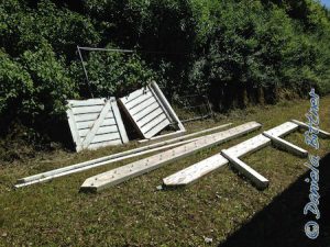 Hinter der Halle liegen die Holzplanken der Treppe..