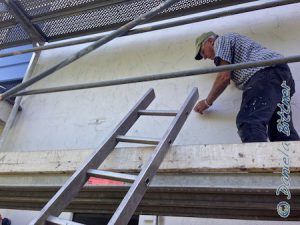 und dann mit einem Spezialkitt gekonnt verschlossen...