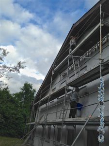 Oben ist Sandra Schneider und hat sich das Holz zum Streichen vorgenommen...