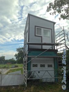 Und am Container oben sind Tür und Fenster gesetzt und mit schönem, braunem Rahmen versehen.