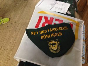 Der Schriftzug soll auf die Rückseite, das Emblem auf die Vorderseite mit Namen...