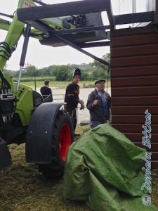 Hier noch en kleiner Einblick in die Schweissarbeiten... Georgs Kran hält das Teil sicher oben und von Bernhard der Trecker ist ja auch noch da. Die Arbeiten wurden durch ständig einsetzenden Regen sehr erschwert..