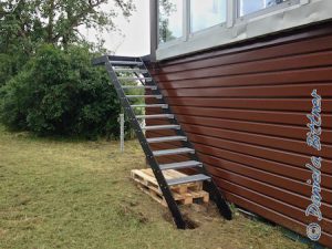 An das Podest ist die Treppe montiert und dazu sind auch schon die Stufen drin! Sieht klasse aus!