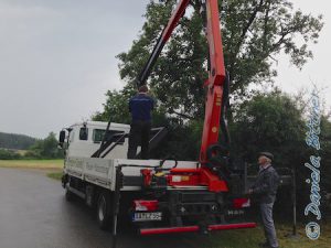 Dieses Podest soll am Container vor die Tür... Bernhard Jaumann hat mit Martin Esdar als Helfer die ganze Woche über an dem schweren Teil gearbeitet.