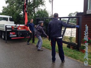 Martin, Georg und Manuel laden das Teil erst mal ab..