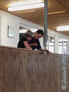 Anna und Manuel beratschlagen in der Halle, was noch an Pokalen und Schleifen benötigt wird...
