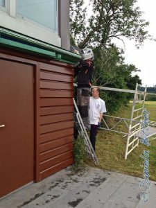 Von Bernhard wird das Podest dann fachmännisch festgeschweißt, Martin hält die Leiter und passt auf Bernhard auf...