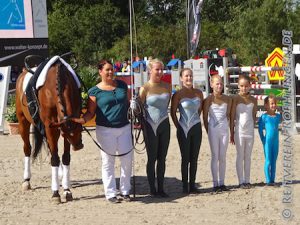 Loui mit Conny Wengert an der Longe, dann die Voltis Amelie Grundler, Jana Rathgeb, Nora Pautz, Nina Hauber und Kathrin Zappe.