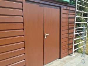 Um die Türen sind neue Blechrahmen. Die zweite Seite ist ganz fertig! Sieht doch richtig super aus!