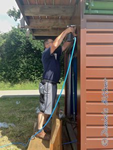 Hier werden an der dritten Seite die letzten Nieten gesetzt. Hier muss man nur noch das Tor neu streichen...