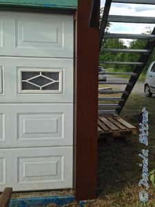 Am späten Abend war der Container fertig verkleidet.. Jetzt fehlt nur noch das Holz oben vor der Tür, das Geländer und die Treppe mit Beton befestigen...