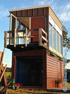 Die Tür vor dem Balkon erstrahlt nun komplett im schönem Braun...