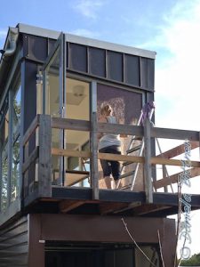 Oben, auf dem Balkon die Holzwand erstrahlt jetzt auch in braun...