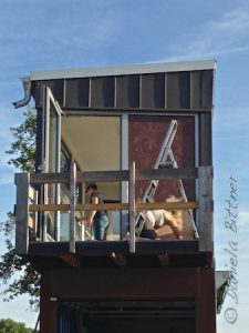 Während Sandra außen streicht, hat sich Anna das Innere vorgeknöpft. Alles wird sauber geputzt...