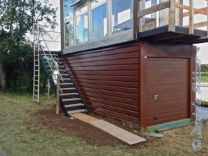 Die Treppe zum neuen Eingang... Über die Erde am Boden liegen noch Bretter. So schnell wächst leider Gras nicht...