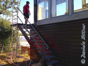 An der Treppe gibt es ein vorläufiges Geländer aus Metallstangen...