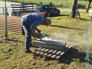 Georg sägt mit der Flechse den Stein für die Treppe zurecht...