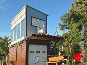 Martin hat es sich oben "gemütlich" gemacht, er schraubt die ganzen Bretter fest...