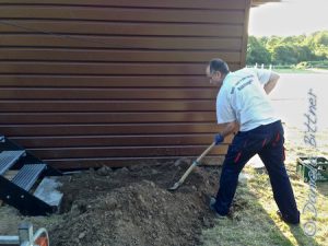 Martin füllt um den Container noch die Löcher mit Erde auf...
