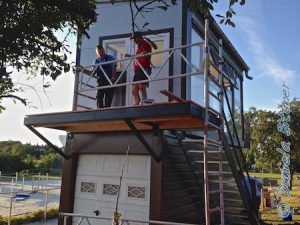 Das provisorische Geländer ist auch schon vor der Tür angebracht..., der Boden ist fertig geschraubt.