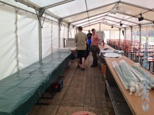 Die Tische im Bewirtungsbereich bekommen abwaschbare Tischdecken..