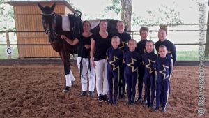 Jana Steiner, Denis Abele, Jana Kleemann, Anna Gloning, Michelle Zobel, Mona Wagner, Kathrin Zappe, Lungenführerin Anja Zappe, Michel und Larissa Gösele draußen, kurz nach dem Einsatz...